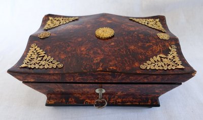 Coffret nécessaire de couture aus massivem Silber, Epoche Charles X