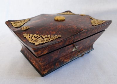 Coffret nécessaire de couture aus massivem Silber, Epoche Charles X