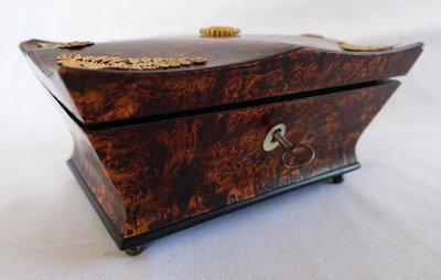 Coffret nécessaire de couture aus massivem Silber, Epoche Charles X