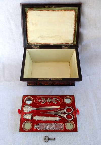 Coffret nécessaire de couture aus massivem Silber, Epoche Charles X