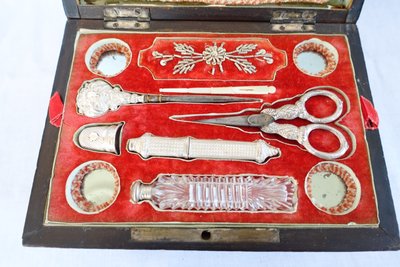 Coffret nécessaire de couture aus massivem Silber, Epoche Charles X