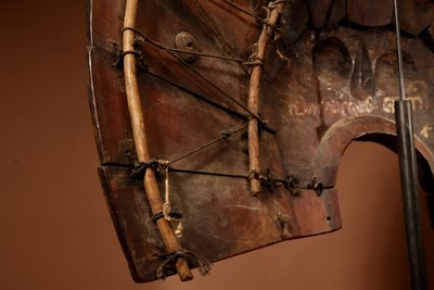 Eindrucksvoller Kopfschmuck von Theyyam-Tänzern, Kerala, Indien, um 1920