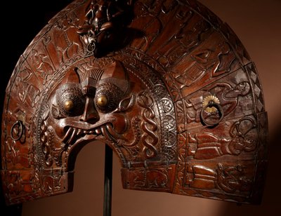 Eindrucksvoller Kopfschmuck von Theyyam-Tänzern, Kerala, Indien, um 1920