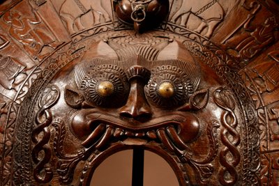 Eindrucksvoller Kopfschmuck von Theyyam-Tänzern, Kerala, Indien, um 1920