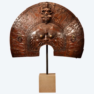 Eindrucksvoller Kopfschmuck von Theyyam-Tänzern, Kerala, Indien, um 1920