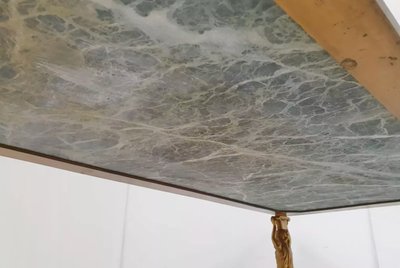 Maison JANSEN Table basse en bronze et laiton doré, cariatides et marbre