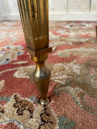 Table basse ovale de style Louis XVIen laiton et marbre 
