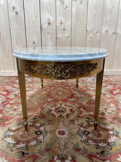 Table basse ovale de style Louis XVIen laiton et marbre 