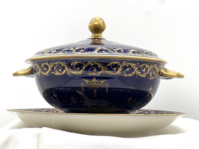Elegant broth bowl with royal decoration, signed G. Asco - 19th century