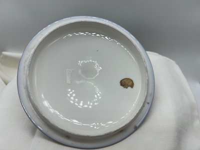 Elegant broth bowl with royal decoration, signed G. Asco - 19th century