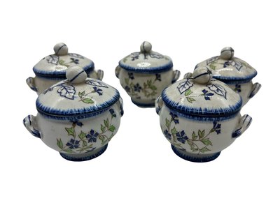 Ensemble de 5 pots de crème anciens – Creil & Montereau – Décor de bleuets – Service barbeau