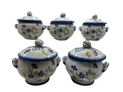 Ensemble de 5 pots de crème anciens – Creil & Montereau – Décor de bleuets – Service barbeau