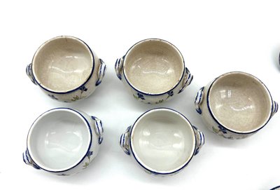 Ensemble de 5 pots de crème anciens – Creil & Montereau – Décor de bleuets – Service barbeau