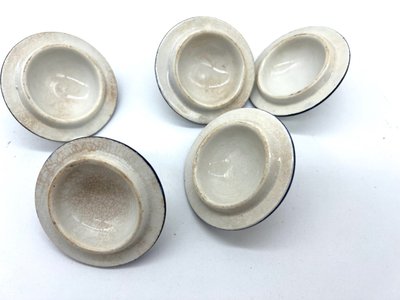 Ensemble de 5 pots de crème anciens – Creil & Montereau – Décor de bleuets – Service barbeau