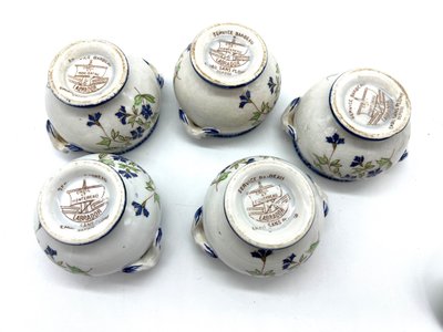 Ensemble de 5 pots de crème anciens – Creil & Montereau – Décor de bleuets – Service barbeau