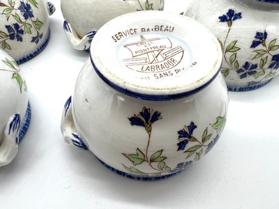 Ensemble de 5 pots de crème anciens – Creil & Montereau – Décor de bleuets – Service barbeau