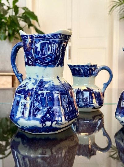 Pichets En Céramique Anglaise Ironstone - Carafes - XXe Siècle