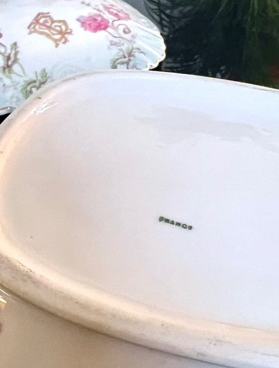 Piatto da zuppa in porcellana pregiata del XIX secolo - Motivo floreale con monogramma