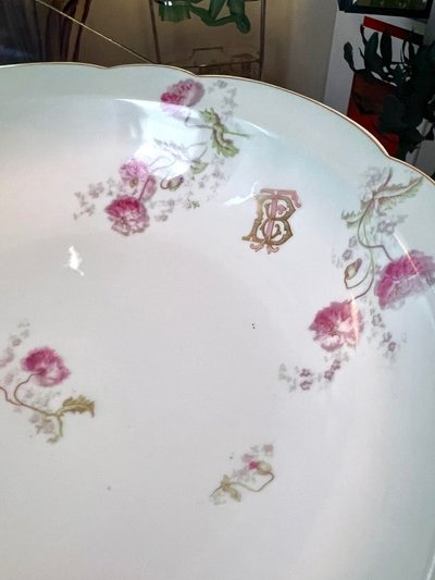 Plat De Service En Porcelaine Monogrammes TB - Décor Floral 