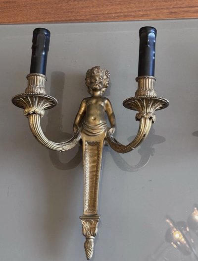 Coppia di appliques in ormolu del XIX secolo, decorate con putti