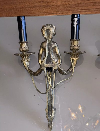 Coppia di appliques in ormolu del XIX secolo, decorate con putti