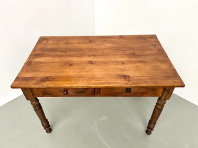 Scrivania in pino con gambe tornite, 1900
