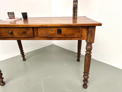 Scrivania in pino con gambe tornite, 1900