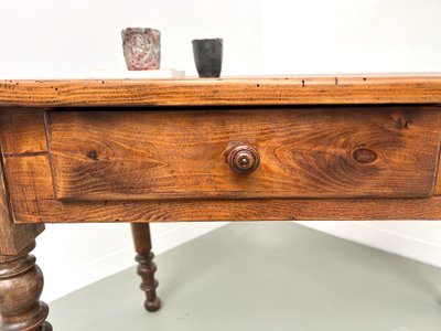 Scrivania in pino con gambe tornite, 1900