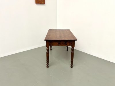 Scrivania in pino con gambe tornite, 1900