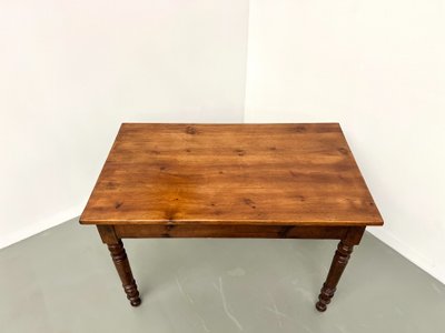 Scrivania in pino con gambe tornite, 1900