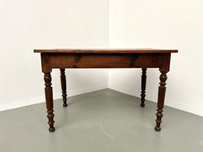 Scrivania in pino con gambe tornite, 1900