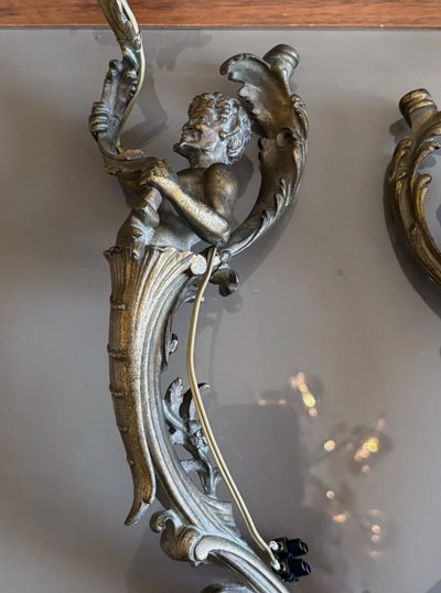 Grandes appliques XIXème en bronze doré ciselé, a décor de faunes/satyres H Total 60cm