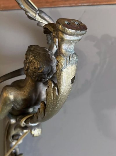 Grandes appliques XIXème en bronze doré ciselé, a décor de faunes/satyres H Total 60cm