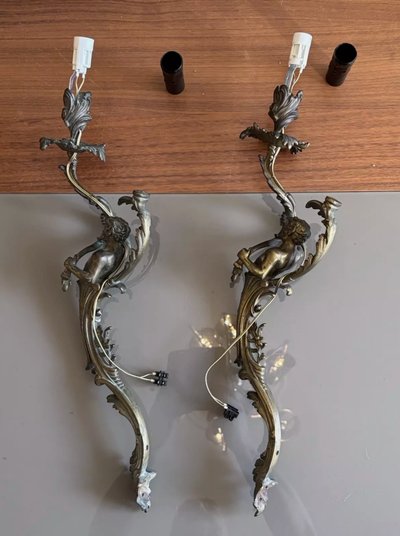 Grandes appliques XIXème en bronze doré ciselé, a décor de faunes/satyres H Total 60cm