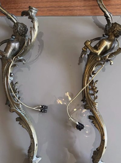 Grandes appliques XIXème en bronze doré ciselé, a décor de faunes/satyres H Total 60cm
