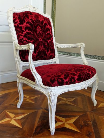 Fauteuil à châssis d'époque Louis XV Transition - marques au fer GM (Garde Meuble ?)