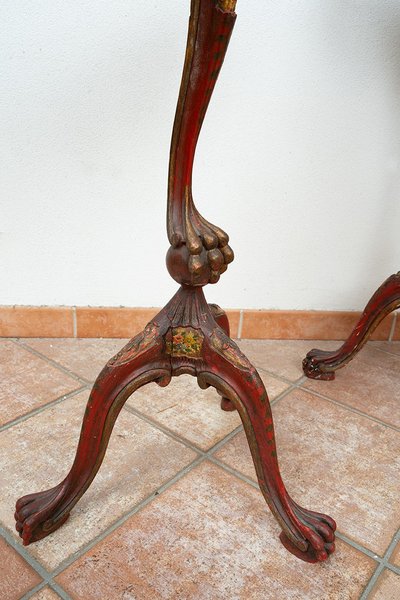 Coppia di consolle a mezzaluna in legno laccato e dipinto. Venezia, XIX secolo.