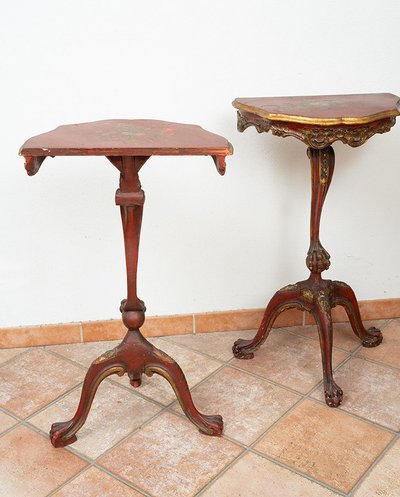 Coppia di consolle a mezzaluna in legno laccato e dipinto. Venezia, XIX secolo.