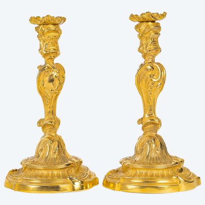 Dopo Juste-Aurèle Meissonnier: Coppia di torce in ormù in stile Luigi XV con farfalle