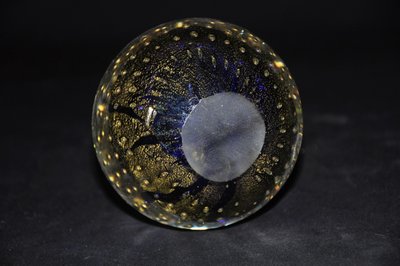 Schwerer Glasbriefbeschwerer (Murano) mit Blattgolddekoration.