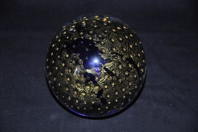 Schwerer Glasbriefbeschwerer (Murano) mit Blattgolddekoration.