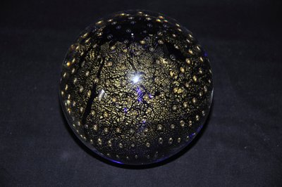 Schwerer Glasbriefbeschwerer (Murano) mit Blattgolddekoration.