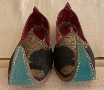 Pair of traditional Ottoman shoes XIX e