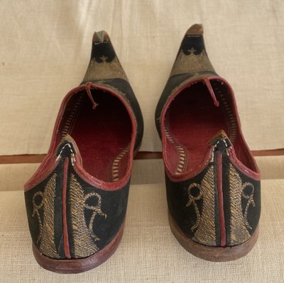 Pair of traditional Ottoman shoes XIX e