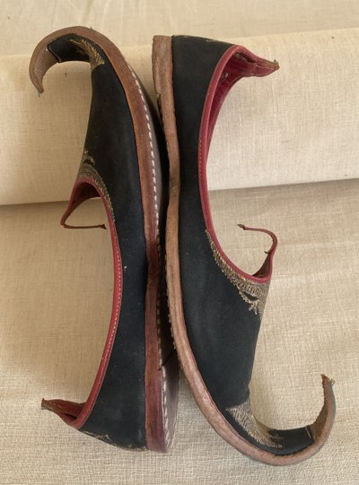 Pair of traditional Ottoman shoes XIX e