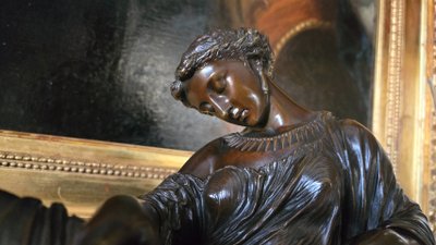 Giovane donna in una posa assonnata in stile antico, A.J Peiffer.  