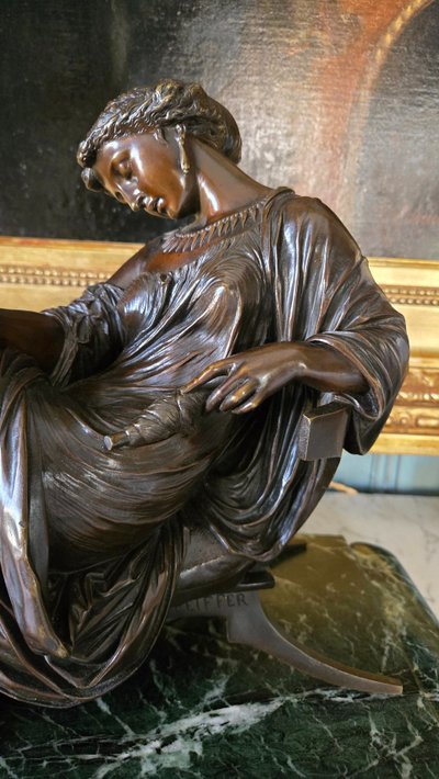 Giovane donna in una posa assonnata in stile antico, A.J Peiffer.  