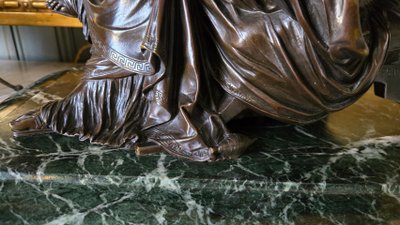 Giovane donna in una posa assonnata in stile antico, A.J Peiffer.  
