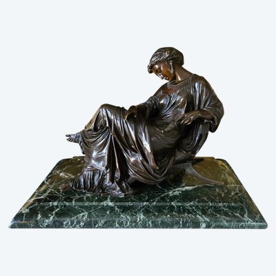 Giovane donna in una posa assonnata in stile antico, A.J Peiffer.  