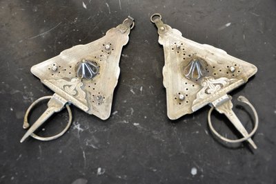 Spille berbere in argento massiccio Marocco XX secolo con inclusione di ambra